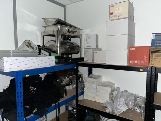 Blandet hylder med indhold. Bla Glas og glas skab m.m