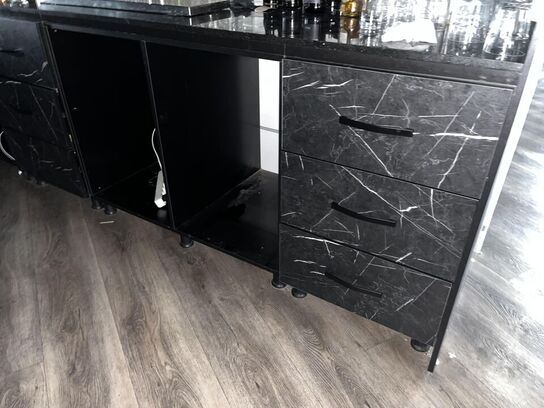 Bar disk m. Sodavands hane anlæg samt blandet indhold