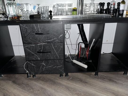 Bar disk m. Sodavands hane anlæg samt blandet indhold