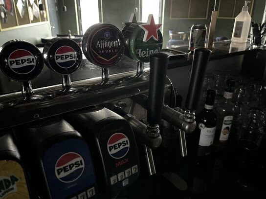 Bar disk m. Sodavands hane anlæg samt blandet indhold