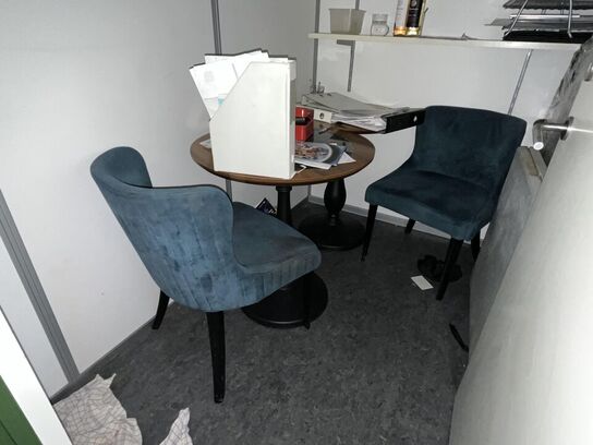 Blandet indhold i kontor rum. Bla. Rundt bord og to stole samt hylder 