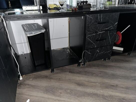 Bar disk m. Sodavands hane anlæg samt blandet indhold