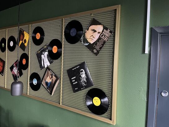 Metal ophæng med ældre plader