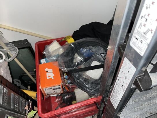 Blandet hylder med indhold. Bla værktøj og Suppevarmer m.m