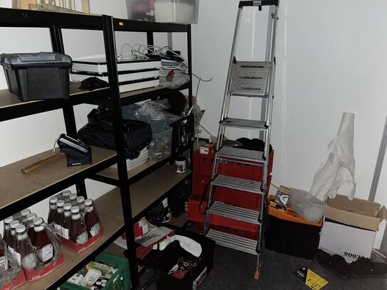 Blandet hylder med indhold. Bla værktøj og Suppevarmer m.m