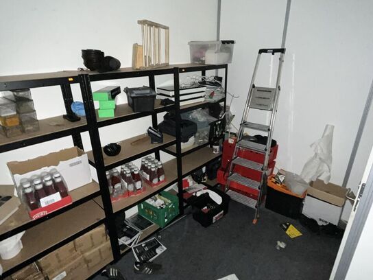 Blandet hylder med indhold. Bla værktøj og Suppevarmer m.m