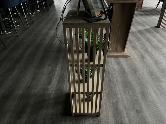 Frit stående hylde m. Tablet holder og pynte grønt 