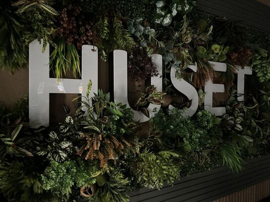 Væg ophængt lys skilt med plastik pynte grønt