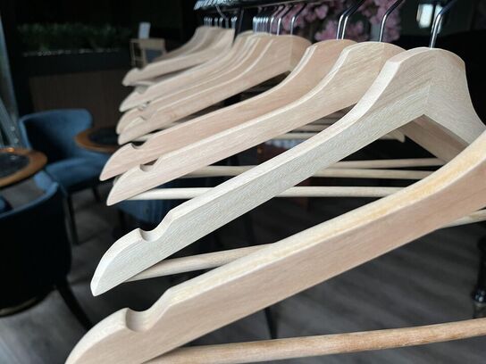 Garderobestativ m. Træ bøjler