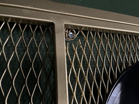 Metal ophæng med ældre plader