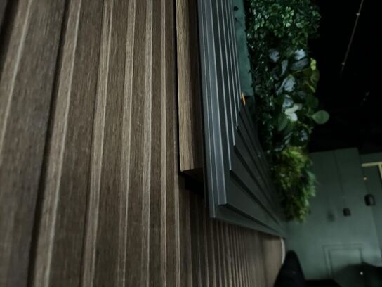 Væg ophængt lys skilt med plastik pynte grønt