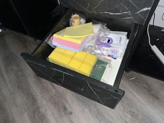 Bar disk m. Sodavands hane anlæg samt blandet indhold