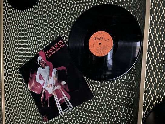 Metal ophæng med ældre plader