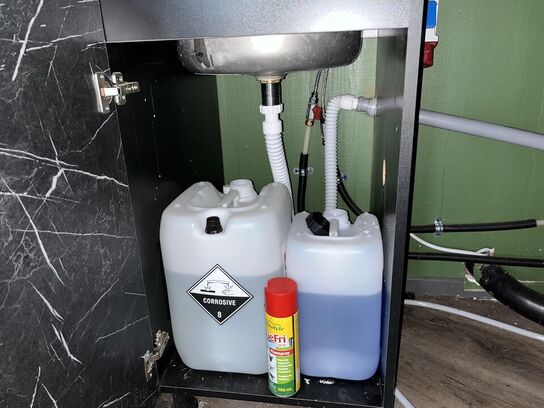 Disk m. 2. Stk. Vaske stationer og 2. Stk underskabe