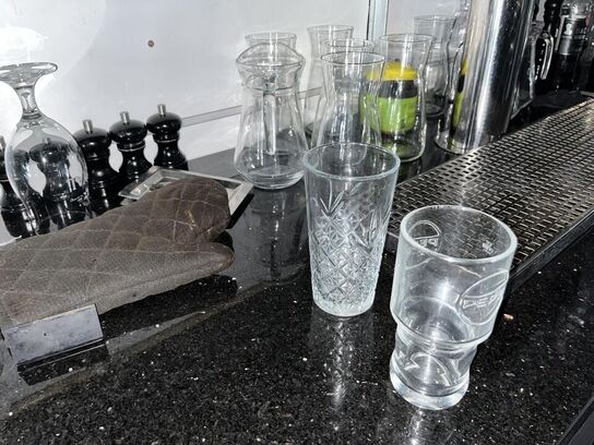 Bar disk m. Sodavands hane anlæg samt blandet indhold