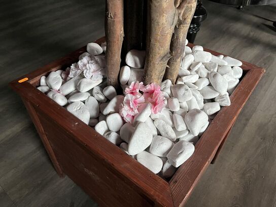 Plastik kirsebær træ m. Træ fod med hvide sten