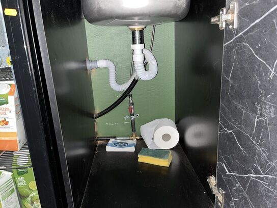 Disk m. 2. Stk. Vaske stationer og 2. Stk underskabe