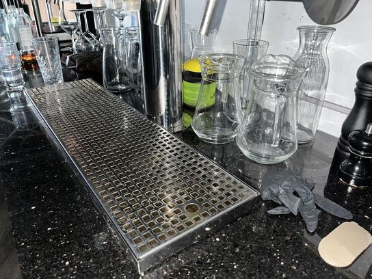 Bar disk m. Sodavands hane anlæg samt blandet indhold