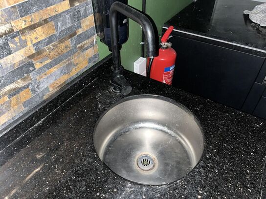 Disk m. 2. Stk. Vaske stationer og 2. Stk underskabe