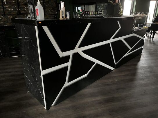 Bar disk m. Sodavands hane anlæg samt blandet indhold