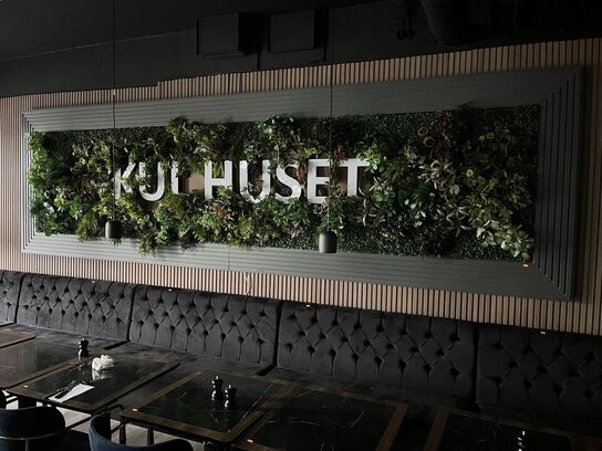 Væg ophængt lys skilt med plastik pynte grønt