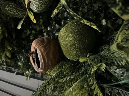 Væg ophængt lys skilt med plastik pynte grønt