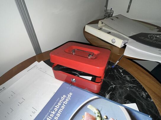 Blandet indhold i kontor rum. Bla. Rundt bord og to stole samt hylder 