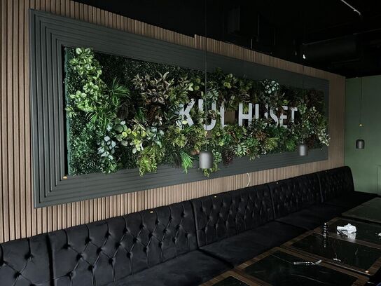 Væg ophængt lys skilt med plastik pynte grønt