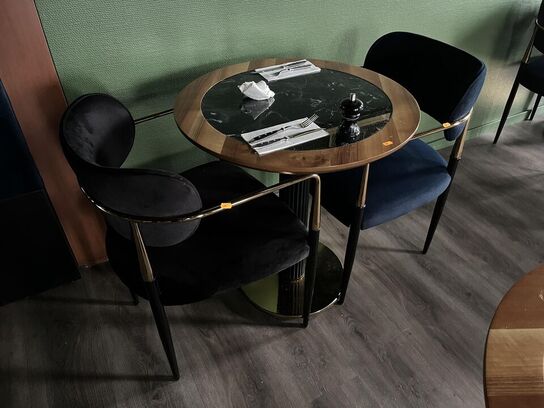 Rundt Cafe bord m. 2. Stk. Stole i stof