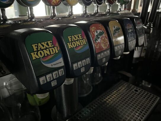 Bar disk m. Sodavands hane anlæg samt blandet indhold