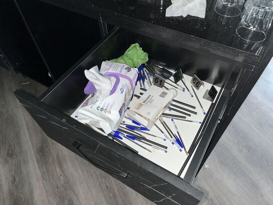 Bar disk m. Sodavands hane anlæg samt blandet indhold