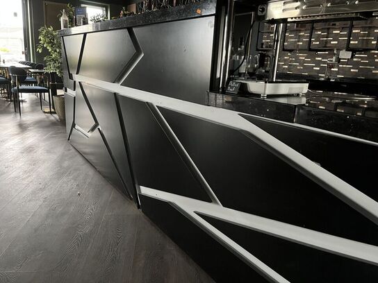 Bar disk m. Sodavands hane anlæg samt blandet indhold