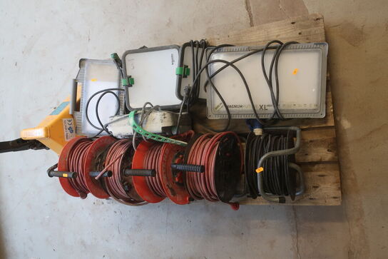 Samling: 5 stk. Kabeltrommler og 5 stk. arbejdslamper