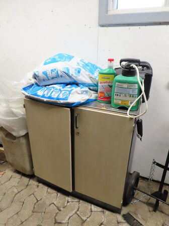 Reol og skab med indhold