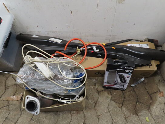 Reol og skab med indhold