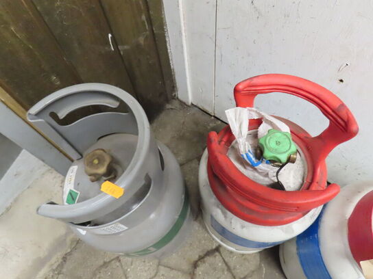 4 stk. flasker bl.a. med Aircon gas