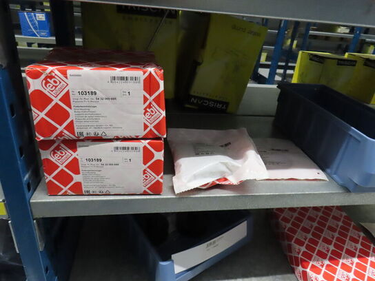 4 fag med hjulbolte og reservedele