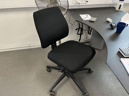 Kontor bord m. stol og div. Tilbehør