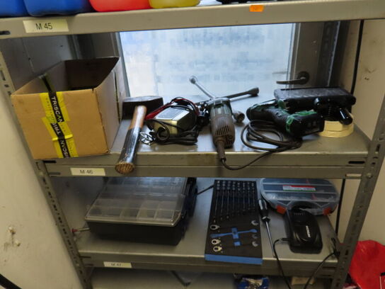 Reol og skab med indhold