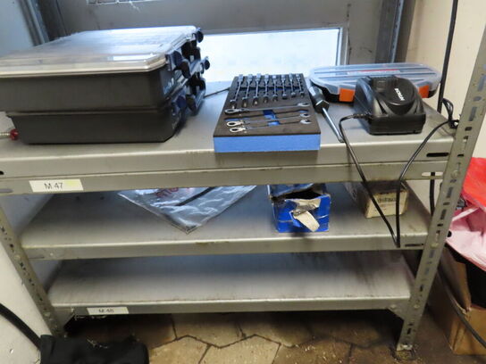 Reol og skab med indhold