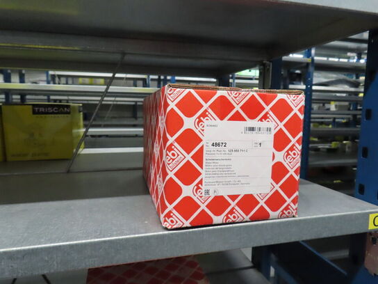 4 fag med hjulbolte og reservedele