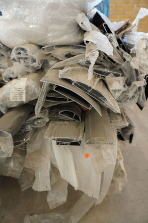 Palle med kabelkanaler i aluminium