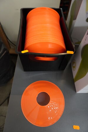 Kasse med "Fodbold-kegler"