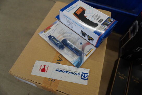 2 pl. med service og køkkenudstyr