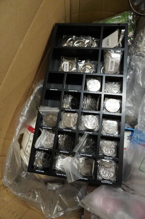 Palle med spøg og skæmtartikler samt kostumer