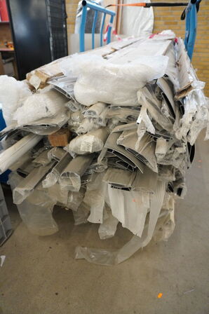 Palle med kabelkanaler i aluminium