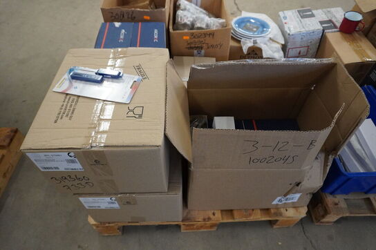 2 pl. med service og køkkenudstyr