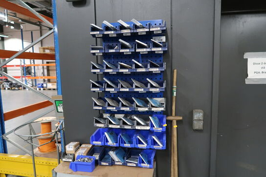 Lagerreol, skovl, kost samt sortimentsreol