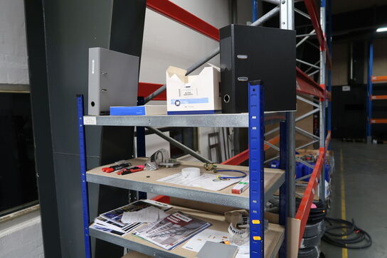 Lagerreol med indhold