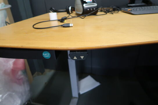 El. hæve/sænke skrivebord uden indhold, kontorstol samt skab